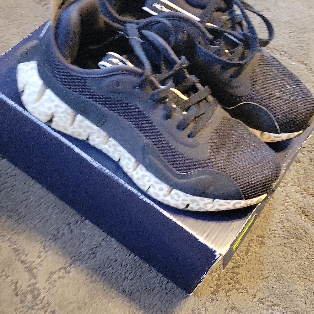 Reebok Women's Navy Blue Athletic Sneakers with Cream Patterned Midsole
